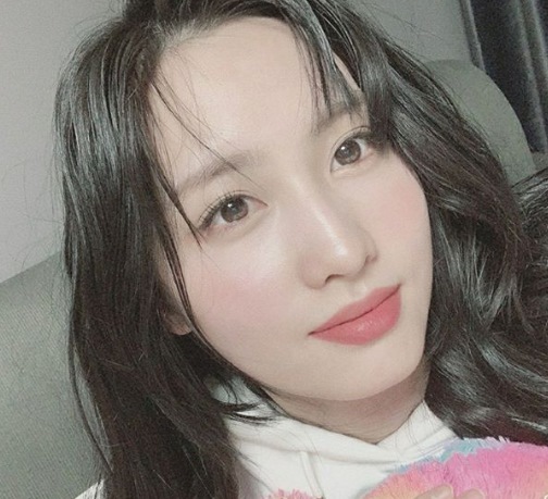 TWICE MOMO reveals humiliating close-up SelfieOn the 14th, TWICE official Instagram posted a picture with the article This friend knows ones.In the open photo, TWICE MOMO is taking a selfie while holding a bear.MOMO is smiling with clear skin, and a clean atmosphere catches the eye.Meanwhile, TWICE, which MOMO belongs to, announced Feel Special in September.Photo: TWICE SNS