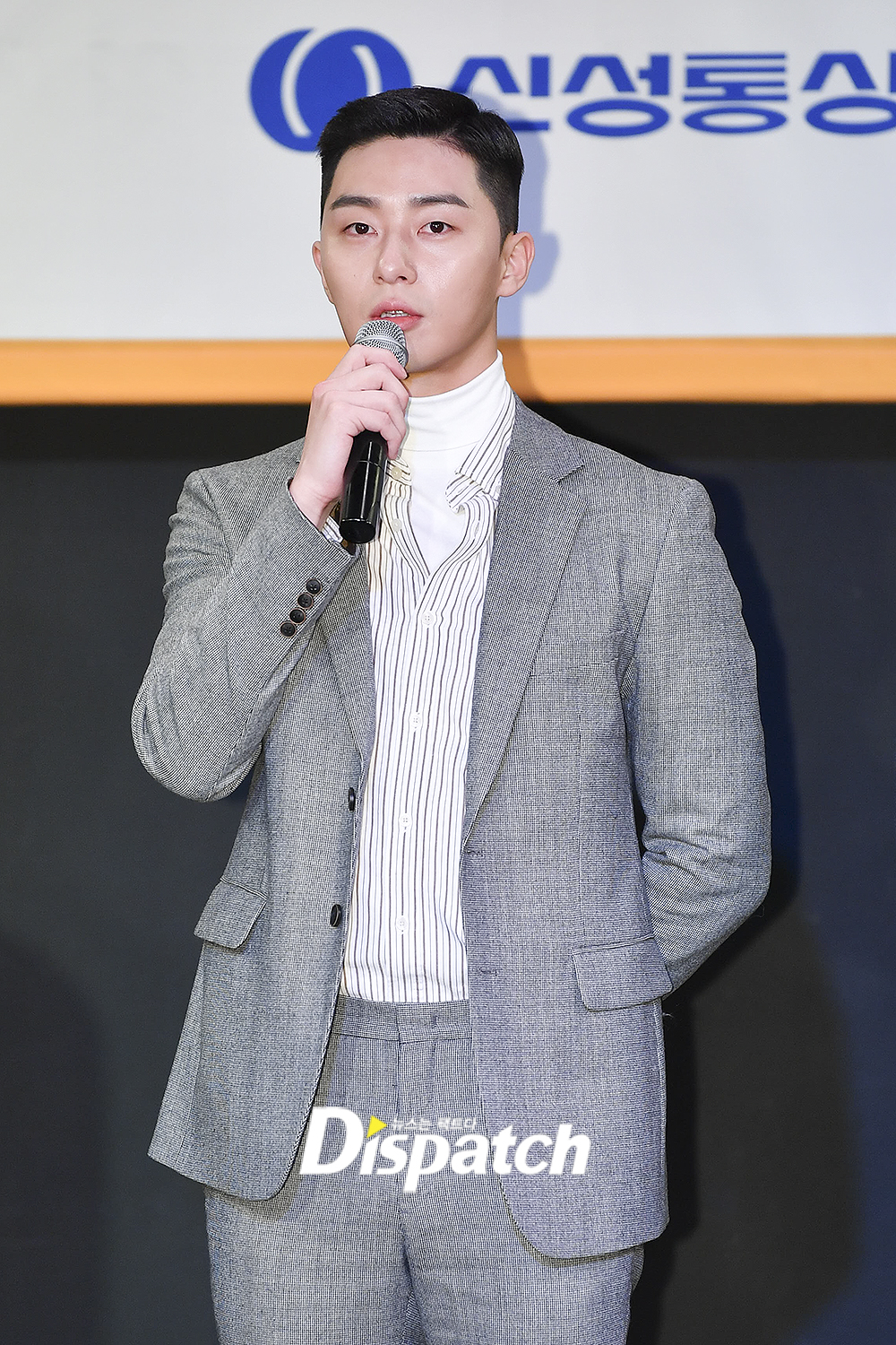 Actor Park Seo-joon attended a ceremony for a brands natural fever held at Seoul City Hall in Jung-gu, Seoul on the morning of the 15th.Park showed off his perfect physical on the day. He was tall and small, and he caught his eye with perfect proportions.self-luminescence from positionActor charismaThe ratio is too high.