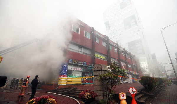 [속보] 강남역 인근 진흥상가서 화재.."12명 부상" | 인스티즈