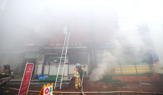 [속보] 서울 서초동 상가 화재, 2시간여 만에 진화.. 12명 부상 | 인스티즈