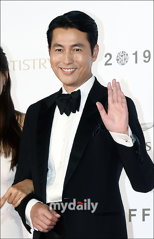Actor Jung Woo-sung will be the host of the fast gala show at the ASEAN SEK summit in Busan from the 25th.Jung Woo-sung will be in charge of the fast gala show of the ASEAN SEK summit with Korea, said Tak Hyun-min, an event planning adviser on the 15th on CBSs Kim Hyun-jung News Show.Maybe its going to be a little classy dinner event, he said.Our technology has come to realize virtual reality on stage in real time among 5G technology.When you dance in a suit, youll see a virtual reality thats actually synthesized in front of your eyes, and thats what singer Hyuna decided to do, he explained.Singer BOA and singer PSY.We think that the ASEAN singer who was mentioned earlier will participate in the rest of the country and create a collaborating stage for the ASEAN that is literally done, he said.Jung Jae-il, the music director of Parasite, then said that he made all the water, wind, peoples sound, and musical instruments of ASEAN countries into one music.We will make up about 40 minutes of such things, so we will show you how our technology and cultural contents combine each one, and we will broadcast it on a delay broadcast, said Tak.On the other hand, Kim Jong-un said, I would like to come if I ask for personal wishes, he said.