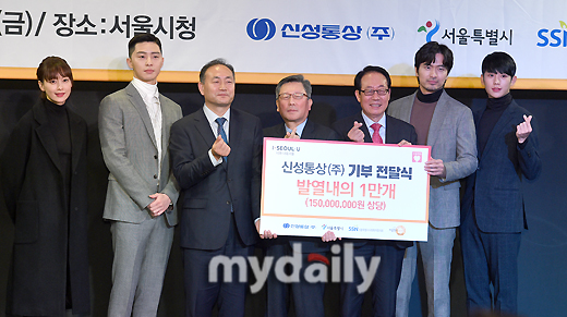 Actors Lee Na-young, Park Seo-joon, Lee Jin-wook and Jung Hae In (left) attended the On Air Seoul Donation Delivery Ceremony in Seoul City Hall on the morning of the 15th.On the other hand, the Donation On air will be delivered to 29 food bank market centers in 25 autonomous regions through the Seoul Metropolitan Food Bank Center and will be provided to difficult neighbors in the future.