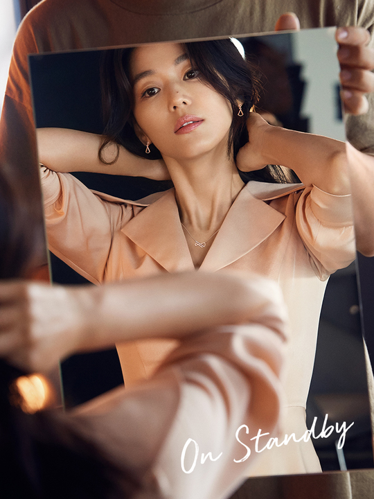 The photoreal of Jun Ji-hyun has been released.In the photo released on November 15, Jun Ji-hyun layered a grey V-neck knit with a horse-footed pendant jewelery to show a comfortable and sophisticated style.Jun Ji-hyuns moist eyes and a delicate clavicle line stand out as he waits for filming in a pink silk dress with a cardigan.pear hyo-ju