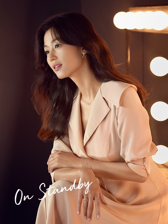 The photoreal of Jun Ji-hyun has been released.In the photo released on November 15, Jun Ji-hyun layered a grey V-neck knit with a horse-footed pendant jewelery to show a comfortable and sophisticated style.Jun Ji-hyuns moist eyes and a delicate clavicle line stand out as he waits for filming in a pink silk dress with a cardigan.pear hyo-ju