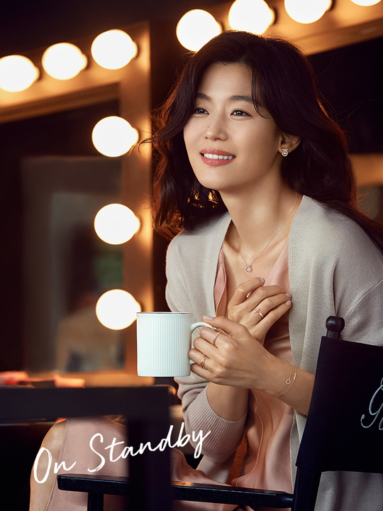 The photoreal of Jun Ji-hyun has been released.In the photo released on November 15, Jun Ji-hyun layered a grey V-neck knit with a horse-footed pendant jewelery to show a comfortable and sophisticated style.Jun Ji-hyuns moist eyes and a delicate clavicle line stand out as he waits for filming in a pink silk dress with a cardigan.pear hyo-ju