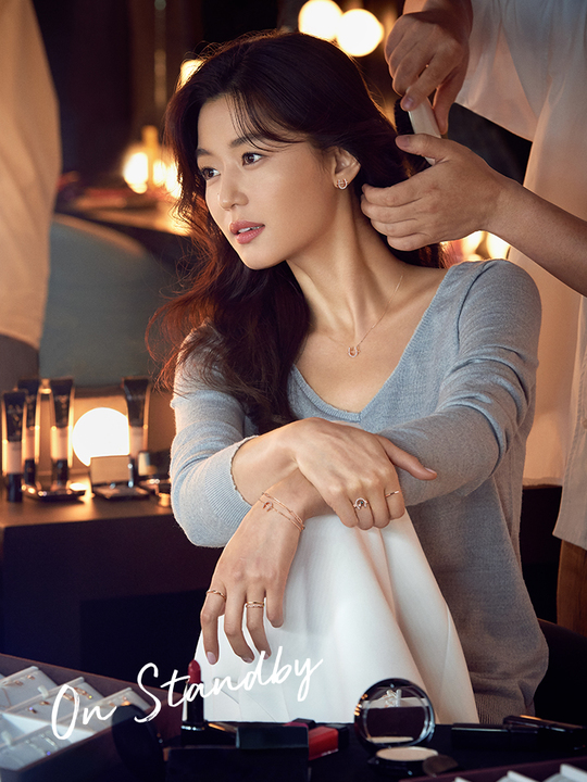 The photoreal of Jun Ji-hyun has been released.In the photo released on November 15, Jun Ji-hyun layered a grey V-neck knit with a horse-footed pendant jewelery to show a comfortable and sophisticated style.Jun Ji-hyuns moist eyes and a delicate clavicle line stand out as he waits for filming in a pink silk dress with a cardigan.pear hyo-ju