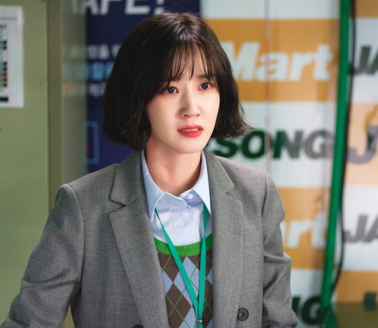 The Stove League Park Eun-bin cut off a long straight hair.SBSs new Golden Globe (playplayplay by Lee Shin-hwa/director Jung Dong-yoon/Produced Gil Pictures), which is about to be broadcast on December 13, is a drama about a hot winter story in which the new head of the team, who is in the last place where even the tears of fans are dry, prepares for an extraordinary season.It is attracting interest with the stone fastball office drama, which vividly unfolds the fierce workplace and survival competition of front desks working silently behind the ground.In particular, Park Eun-bin is the only woman in Korea in the Stove League and is also the youngest operating team leader Lee Se-young, foreshadowing the transformation of acting.Lee Se-young became the head of the operation team in 10 years after struggling in Dreams, which can not escape the bottom of the year.Along with Dreams, he will strengthen the reconstruction of Dreams and Baek Seung-soo (Nam Gong-min), the new head of Dreams, who met in a car that was afraid of the sense of defeat that was cast on himself.Park Eun-bin has shown stable acting ability and excellent character digestion ability through various works such as Youth Age, Ipansa Panel and Todays Detective.In addition to Drama, Park Eun-bin, who challenged the new transformation in the movie 1947 Boston, is looking forward to drawing how Lee Se-young, the head of the management team of the hot-blooded club, will be drawn.Park Eun-bin is concentrating his attention on the unusual force that is tearing his emotions and tearing his eyes.Lee Se-young in the play reveals anger on the ground and takes bat.Lee Se-young, who watched the situation with one hand on his waist, is now folding his arms with a sad and sad expression, raising questions about why Lee Se-young has become tearful.Park Eun-bin said, I was thinking about how to spend this year after the end of my work, but I met it. I was in a Stove League.After that, I met the artist and the director, and I was happy with the expectation that I would be a good drama. Park Eun-bin also said, Most of the characters are men, but Lee Se-young believes that he will do his job well without losing his subjectivity in it.I like the energy of Lee Se-young, the only female youngest operating team leader, he said. It was also new that I had not met before.It is difficult to get to know the world that I did not know, but it seems to be a fun work. It is fun to shoot the scene. Park Eun-bins imposing and clever personality is Lee Se-young Character and 200% Perfect, the production team said. We want you to look forward to the transformation of Park Eun-bin, who is all in the Stove League by trying to transform hairstyles.First broadcast December 13 at 10pm (Photo provided =SBS)pear hyo-ju