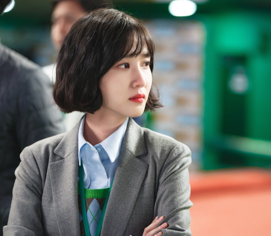 The Stove League Park Eun-bin cut off a long straight hair.SBSs new Golden Globe (playplayplay by Lee Shin-hwa/director Jung Dong-yoon/Produced Gil Pictures), which is about to be broadcast on December 13, is a drama about a hot winter story in which the new head of the team, who is in the last place where even the tears of fans are dry, prepares for an extraordinary season.It is attracting interest with the stone fastball office drama, which vividly unfolds the fierce workplace and survival competition of front desks working silently behind the ground.In particular, Park Eun-bin is the only woman in Korea in the Stove League and is also the youngest operating team leader Lee Se-young, foreshadowing the transformation of acting.Lee Se-young became the head of the operation team in 10 years after struggling in Dreams, which can not escape the bottom of the year.Along with Dreams, he will strengthen the reconstruction of Dreams and Baek Seung-soo (Nam Gong-min), the new head of Dreams, who met in a car that was afraid of the sense of defeat that was cast on himself.Park Eun-bin has shown stable acting ability and excellent character digestion ability through various works such as Youth Age, Ipansa Panel and Todays Detective.In addition to Drama, Park Eun-bin, who challenged the new transformation in the movie 1947 Boston, is looking forward to drawing how Lee Se-young, the head of the management team of the hot-blooded club, will be drawn.Park Eun-bin is concentrating his attention on the unusual force that is tearing his emotions and tearing his eyes.Lee Se-young in the play reveals anger on the ground and takes bat.Lee Se-young, who watched the situation with one hand on his waist, is now folding his arms with a sad and sad expression, raising questions about why Lee Se-young has become tearful.Park Eun-bin said, I was thinking about how to spend this year after the end of my work, but I met it. I was in a Stove League.After that, I met the artist and the director, and I was happy with the expectation that I would be a good drama. Park Eun-bin also said, Most of the characters are men, but Lee Se-young believes that he will do his job well without losing his subjectivity in it.I like the energy of Lee Se-young, the only female youngest operating team leader, he said. It was also new that I had not met before.It is difficult to get to know the world that I did not know, but it seems to be a fun work. It is fun to shoot the scene. Park Eun-bins imposing and clever personality is Lee Se-young Character and 200% Perfect, the production team said. We want you to look forward to the transformation of Park Eun-bin, who is all in the Stove League by trying to transform hairstyles.First broadcast December 13 at 10pm (Photo provided =SBS)pear hyo-ju