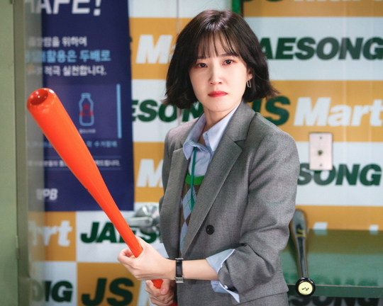 The Stove League Park Eun-bin cut off a long straight hair.SBSs new Golden Globe (playplayplay by Lee Shin-hwa/director Jung Dong-yoon/Produced Gil Pictures), which is about to be broadcast on December 13, is a drama about a hot winter story in which the new head of the team, who is in the last place where even the tears of fans are dry, prepares for an extraordinary season.It is attracting interest with the stone fastball office drama, which vividly unfolds the fierce workplace and survival competition of front desks working silently behind the ground.In particular, Park Eun-bin is the only woman in Korea in the Stove League and is also the youngest operating team leader Lee Se-young, foreshadowing the transformation of acting.Lee Se-young became the head of the operation team in 10 years after struggling in Dreams, which can not escape the bottom of the year.Along with Dreams, he will strengthen the reconstruction of Dreams and Baek Seung-soo (Nam Gong-min), the new head of Dreams, who met in a car that was afraid of the sense of defeat that was cast on himself.Park Eun-bin has shown stable acting ability and excellent character digestion ability through various works such as Youth Age, Ipansa Panel and Todays Detective.In addition to Drama, Park Eun-bin, who challenged the new transformation in the movie 1947 Boston, is looking forward to drawing how Lee Se-young, the head of the management team of the hot-blooded club, will be drawn.Park Eun-bin is concentrating his attention on the unusual force that is tearing his emotions and tearing his eyes.Lee Se-young in the play reveals anger on the ground and takes bat.Lee Se-young, who watched the situation with one hand on his waist, is now folding his arms with a sad and sad expression, raising questions about why Lee Se-young has become tearful.Park Eun-bin said, I was thinking about how to spend this year after the end of my work, but I met it. I was in a Stove League.After that, I met the artist and the director, and I was happy with the expectation that I would be a good drama. Park Eun-bin also said, Most of the characters are men, but Lee Se-young believes that he will do his job well without losing his subjectivity in it.I like the energy of Lee Se-young, the only female youngest operating team leader, he said. It was also new that I had not met before.It is difficult to get to know the world that I did not know, but it seems to be a fun work. It is fun to shoot the scene. Park Eun-bins imposing and clever personality is Lee Se-young Character and 200% Perfect, the production team said. We want you to look forward to the transformation of Park Eun-bin, who is all in the Stove League by trying to transform hairstyles.First broadcast December 13 at 10pm (Photo provided =SBS)pear hyo-ju