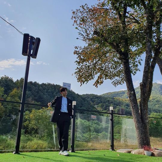 Kim Dong-jun delivered a daily routine like a picture.Singer and actor Kim Dong-jun released three photos on November 14 with the phrase Autumn hi .. I am alone in autumn hi Sui Gu did today on his instagram.Kim Dong-jun in the photo poses in Suit, who beamed and showed off his small face and superior proportions.han jung-won