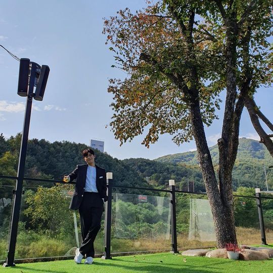 Kim Dong-jun delivered a daily routine like a picture.Singer and actor Kim Dong-jun released three photos on November 14 with the phrase Autumn hi .. I am alone in autumn hi Sui Gu did today on his instagram.Kim Dong-jun in the photo poses in Suit, who beamed and showed off his small face and superior proportions.han jung-won