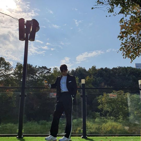 Kim Dong-jun delivered a daily routine like a picture.Singer and actor Kim Dong-jun released three photos on November 14 with the phrase Autumn hi .. I am alone in autumn hi Sui Gu did today on his instagram.Kim Dong-jun in the photo poses in Suit, who beamed and showed off his small face and superior proportions.han jung-won