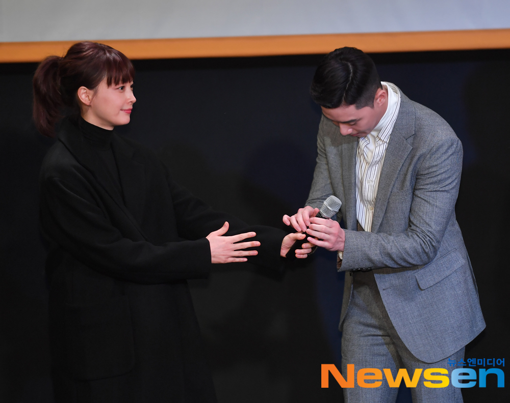 Actor Lee Na-young, Jung Hae In, Park Seo-joon, and Lee Jin-wook attended the ceremony for the donation of on-air in the Shinseong Trading fever at the Basrak Hall in Seoul City Hall, Jung-gu, Seoul, on November 15th.expressiveness