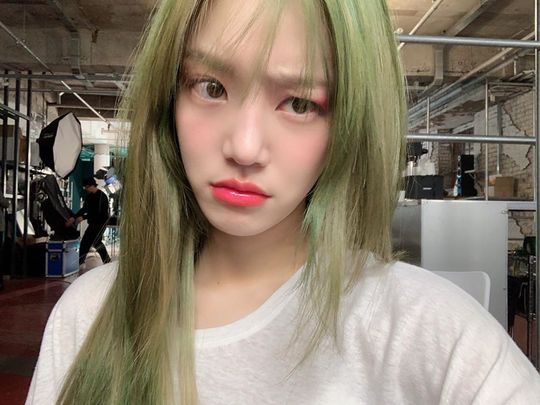 Lee Yu-bi has also reported on the latest situation, which is a khaki head.Actor Lee Yu-bi shared two photos with an emoticon on her Instagram account on November 15.Lee Yu-bi in the picture is making a playful look; he admires the viewers with his distinct features and beautiful looks.han jung-won