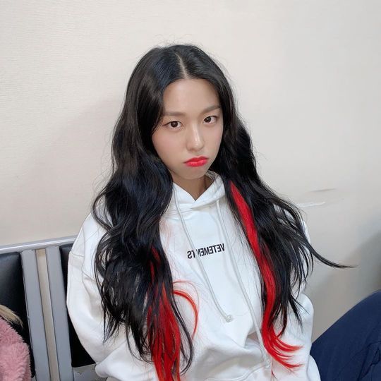 AOA Seolhyun showed off her watery Beautiful looksSeolhyun posted two photos on his Instagram on November 14 and reported on his current situation.In the open photo, Seolhyun sits comfortably in a white hooded T-shirt.With a red bridge gathering attention in a black wavehair, Seolhyun revealed her lovely charm with a pointed look.Lee Ha-na