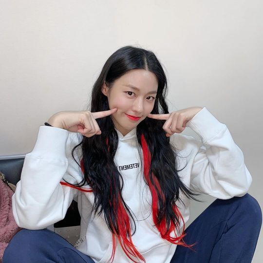 AOA Seolhyun showed off her watery Beautiful looksSeolhyun posted two photos on his Instagram on November 14 and reported on his current situation.In the open photo, Seolhyun sits comfortably in a white hooded T-shirt.With a red bridge gathering attention in a black wavehair, Seolhyun revealed her lovely charm with a pointed look.Lee Ha-na