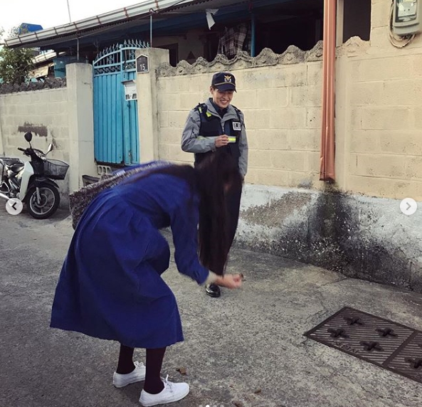 Actor Gong Hyo-jin has released the shooting scene of Celestine Flowers.On November 15, Gong Hyo-jin posted a video and photo of the KBS 2TV drama Celborian Flowers on the personal instagram.Kang Ha-neul (played by Yongsik) in the video shouted Lets get rid of dog shit, where is a good person after stepping on dog shit, as Gong Hyo-jin (played by Dongbaek) stepped on dog shit.An alien pretending to be a camellia, Gong Hyo-jin added, along with the video.Park Su-in