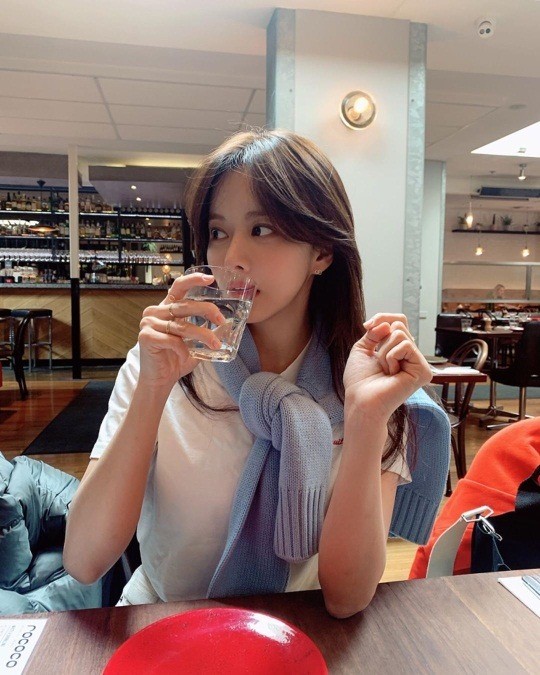 Actor Han Bo-reum has caught the eye with a doll-like beautiful look.Han Bo-reum posted several photos on November 15 with his article Its cold here too in his instagram.In the public photos, Han Bo-reum sits in a restaurant in Melbourne, Netherlands, looking at the camera.Han Bo-reum, who is wearing a white short-sleeved T-shirt, drew attention with a clear look and goddess Beautiful looks.The netizens who saw this responded such as Doll and Have a pleasant and happy time.Lee Ha-na