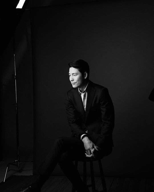 Jung Woo-sung boasted overwhelming charisma with black and white photosJung Woo-sung released two photos taken at the filming site on his Instagram on November 15.Despite the black and white photographs, the aura that penetrates it makes the exclamation of Jung Woo-sung come out.Meanwhile, Jung Woo-sung is about to release the movie The Animals Who Want to Hold the Spray.pear hyo-ju