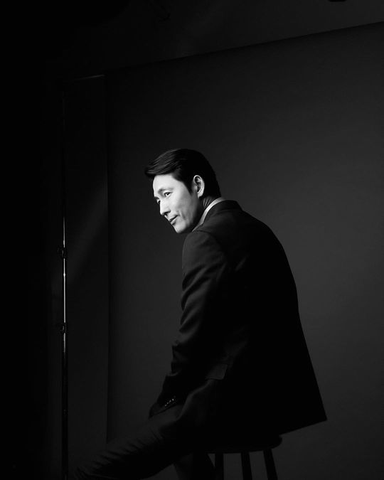 Jung Woo-sung boasted overwhelming charisma with black and white photosJung Woo-sung released two photos taken at the filming site on his Instagram on November 15.Despite the black and white photographs, the aura that penetrates it makes the exclamation of Jung Woo-sung come out.Meanwhile, Jung Woo-sung is about to release the movie The Animals Who Want to Hold the Spray.pear hyo-ju