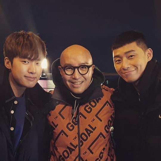 Actor Hong Seok-cheon has released photos taken with actors Park Seo-joon and Kim Dong-hee.Hong Seok-cheon posted two photos on November 15 with an article entitled I suffered outdoors in the cold on my personal instagram.In the photo, Hong Seok-cheon is smiling in a striking orange jacket.On the left side of Hong Seok-cheon is Park Seo-joon with black hair and on the right is Kim Dong-hee.Kim Dong-hee took on the role of Cha Seo-joon in the JTBC drama SKY Castle and announced his face.Park Seo-joon and Kim Dong-hee are filming JTBC drama Itaewon Klath which is broadcasted in 2020.Hong Seok-cheon, who wrote a successful Shinhwa on the actual Itaewon street in the JTBC drama Itaewon Clath, which contains the contents of Shinhwa in the Itaewon street, will appear in a special appearance.Choi Yu-jin