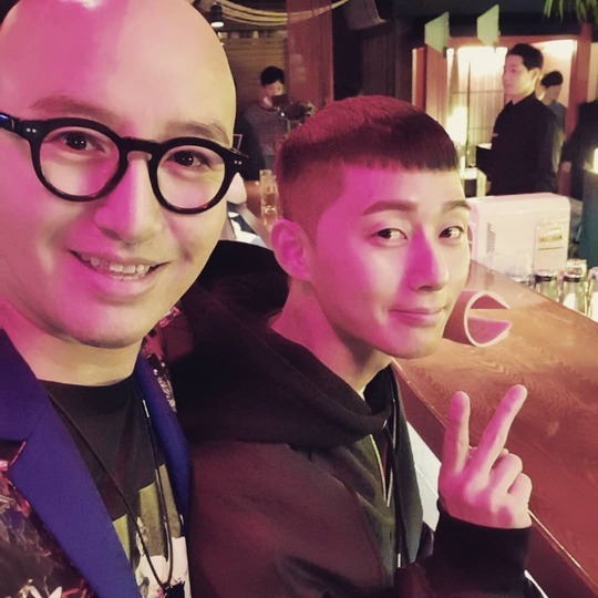 Actor Hong Seok-cheon has released photos taken with actors Park Seo-joon and Kim Dong-hee.Hong Seok-cheon posted two photos on November 15 with an article entitled I suffered outdoors in the cold on my personal instagram.In the photo, Hong Seok-cheon is smiling in a striking orange jacket.On the left side of Hong Seok-cheon is Park Seo-joon with black hair and on the right is Kim Dong-hee.Kim Dong-hee took on the role of Cha Seo-joon in the JTBC drama SKY Castle and announced his face.Park Seo-joon and Kim Dong-hee are filming JTBC drama Itaewon Klath which is broadcasted in 2020.Hong Seok-cheon, who wrote a successful Shinhwa on the actual Itaewon street in the JTBC drama Itaewon Clath, which contains the contents of Shinhwa in the Itaewon street, will appear in a special appearance.Choi Yu-jin