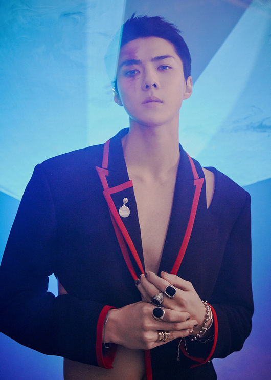 Group EXO, who is about to make a comeback, unveiled its member Sehuns Teaser Image.EXOs regular 6th album OBSESSION, released on the 27th, includes the title songs of the addictive hip-hop dance genre, Obsession, Korean and Chinese versions, Trouble, Jekyll, Groove, Ya Ya Ya, Ya Ya A total of 10 songs will be included, including Baby You Are, Non Stop, Day After Day, and Butterfly Effect.This album includes various domestic and foreign participations including famous American hip-hop producer Dem Jointz (Dem Jointz), British production team LDN Noise (London Noise), talented composition team 153/Joombas Music Group (153/Zumbas Music group), hit makers Yoo Young-jin, Kenzie (Kenzie), DEEZ (Diz), JINBYJIN (Jinbaijin) Jin worked to further improve the perfection.In addition, the Teaser Image, which was released through various SNS accounts of EXO and X-EXO, featured X-EXO Sehun, which revealed the force that can not be encountered with EXO Sehun, an understated charm that stands out with splendor.On the other hand, EXOs regular 6th album Option will be released on various music sites at 6 pm on the 27th.