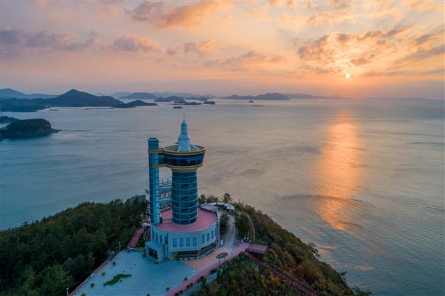 고흥 우주발사전망대에서는 황홀한 일출을 감상할 수 있다.