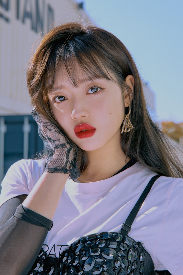 Group OH MY GIRL (OH MY GIRL) YooA showed off Doll visuals.YooA in the public picture expresses a variety of atmospheres ranging from unique lovely mood to chic charm.In the main cut, which stares at the front with her chin, the perfect lip makeup that catches her eye is fatal.The group OH MY GIRL, which YooA belongs to, showed the legendary stage every time through Mnet Queendom which last month, proving the modifier concept craftsman.