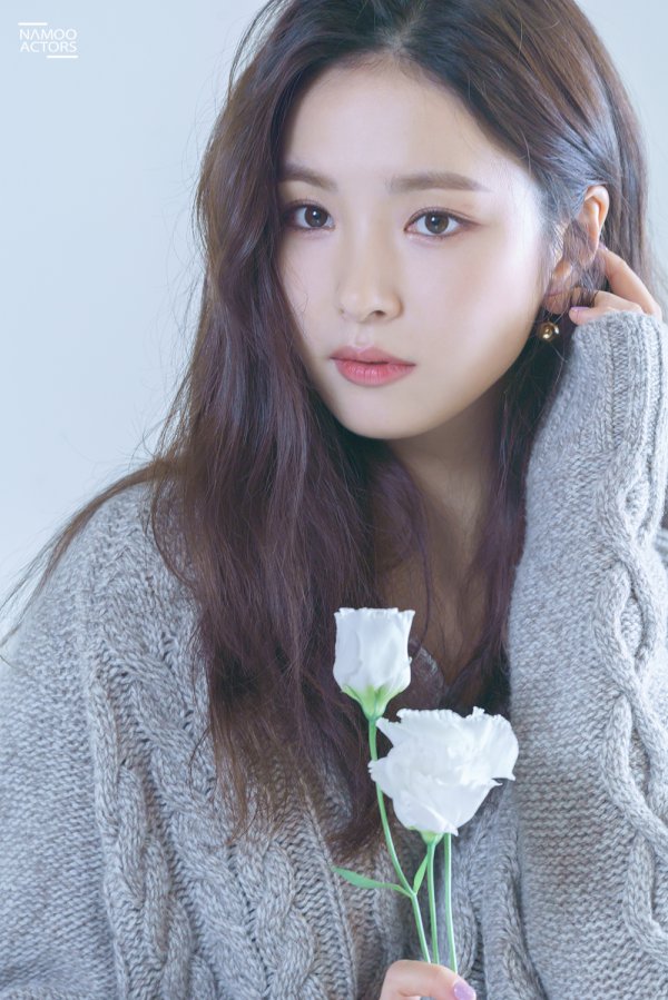 Pretty limit over...Shin Se-kyung reveals fan meeting Poster behind-the-scenes photo 24 Days, Shin Se-kyung, who is about to host his second fan meeting, unveiled behind-the-scenes steel.In the public steel, Shin Se-kyung has not only revealed the unchanging beauty, but also has a hot eye for the unreplaceable charm.Shin Se-kyung in the steel is concentrating on shooting fan meeting poster.Shin Se-kyung, wearing a gray loose-fitting knit and a long-running wave hairstyle, catches his gaze firmly in a lyrical atmosphere.Also, Shin Se-kyungs sculpture-like visuals are enough to cause excitement: natural makeup with a densely-lit features doubles its own pure charm.The elegant figure of Shin Se-kyung, especially holding a single white rose, automatically evokes admiration.On this day, Shin Se-kyung produced a perfect result in a short time with a high concentration and professional aspect.Following the monitoring of the filming in the middle of the shooting, he improved the perfection, and led the shooting scene vigorously and acted as an atmosphere maker of the scene.Meanwhile, Shin Se-kyungs second fan meeting has emerged as a matter of concern, with all-out sales being recorded.As it is a place to meet with fans in a long time, Shin Se-kyung is also spurring preparations for fan meeting.He participates in all parts of fan meeting to present unforgettable memories to fans who have sent a constant love and support, revealing his special fan love.Shin Se-kyungs second fan meeting will be held at Ewha Womans University Samsung Hall at 5 pm on 24 Days.