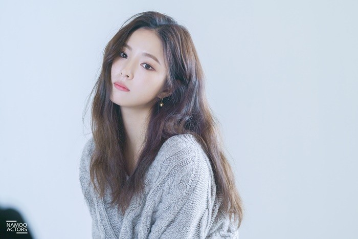Actor Shin Se-kyung has released a poster shoot ahead of the fan meeting.On the 15th, Shin Se-kyungs innocent charm was revealed in the shooting behind-the-scenes steel introduced by Shin Se-kyungs agency.Shin Se-kyung is a lyrical look with a gray loose fit knit and a wave hair style.An agency official said, It has doubled the charm with natural makeup that shows off the dense features.Shin Se-kyung showed a high concentration and professional aspect. Shin Se-kyungs second fan meeting will be held at Ewha Womans University Samsung Hall at 5 pm on the 24th.