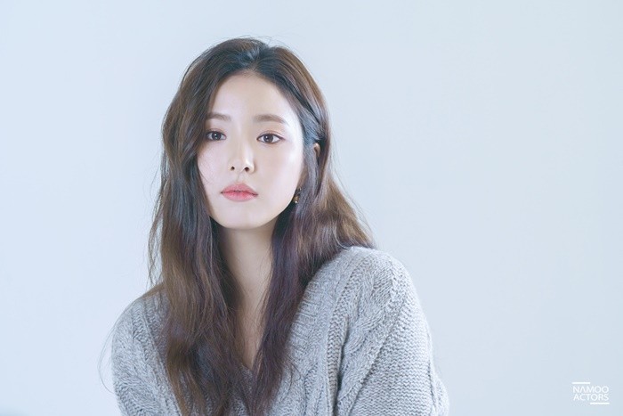 Actor Shin Se-kyung has released a poster shoot ahead of the fan meeting.On the 15th, Shin Se-kyungs innocent charm was revealed in the shooting behind-the-scenes steel introduced by Shin Se-kyungs agency.Shin Se-kyung is a lyrical look with a gray loose fit knit and a wave hair style.An agency official said, It has doubled the charm with natural makeup that shows off the dense features.Shin Se-kyung showed a high concentration and professional aspect. Shin Se-kyungs second fan meeting will be held at Ewha Womans University Samsung Hall at 5 pm on the 24th.