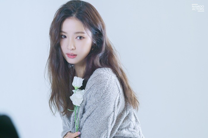 Actor Shin Se-kyung has released a poster shoot ahead of the fan meeting.On the 15th, Shin Se-kyungs innocent charm was revealed in the shooting behind-the-scenes steel introduced by Shin Se-kyungs agency.Shin Se-kyung is a lyrical look with a gray loose fit knit and a wave hair style.An agency official said, It has doubled the charm with natural makeup that shows off the dense features.Shin Se-kyung showed a high concentration and professional aspect. Shin Se-kyungs second fan meeting will be held at Ewha Womans University Samsung Hall at 5 pm on the 24th.