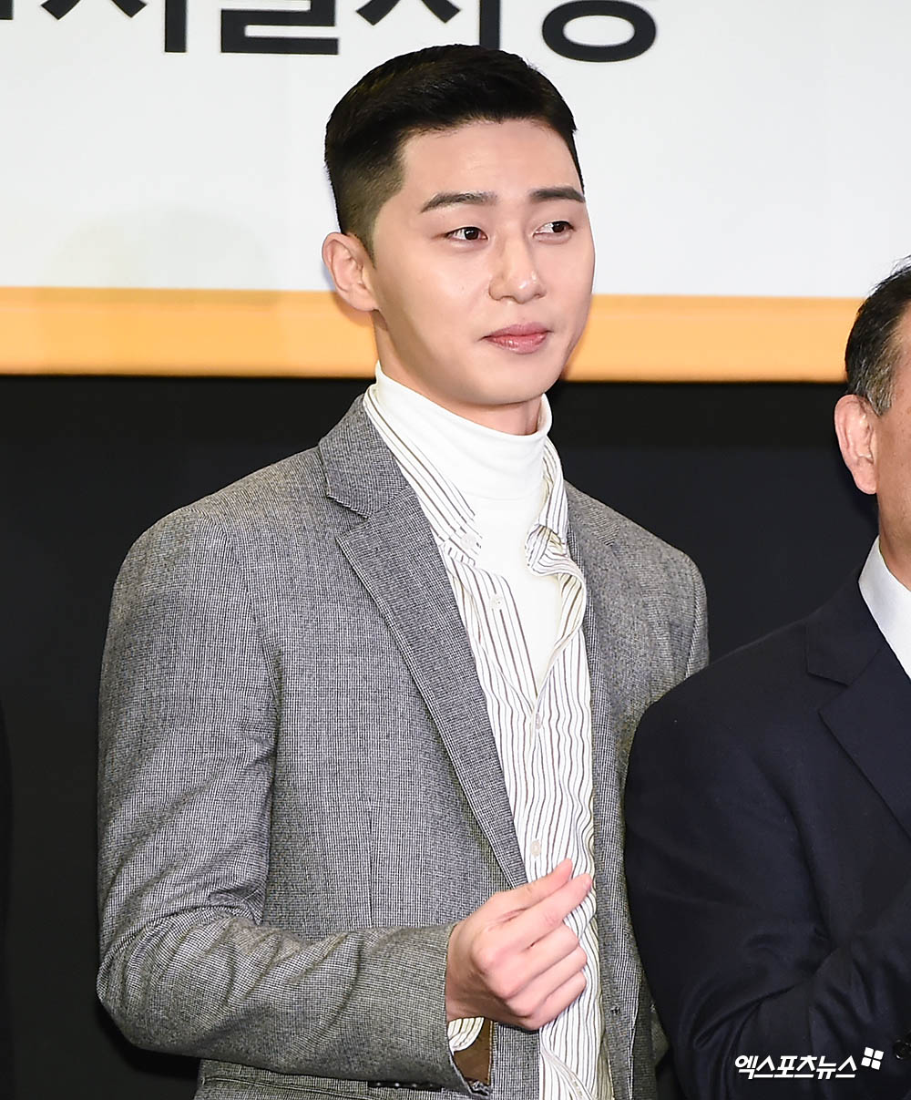 Actor Park Seo-joon, who attended a fashion company Donation event held at Seoul Special City Hall on the morning of the 15th, has photo time.