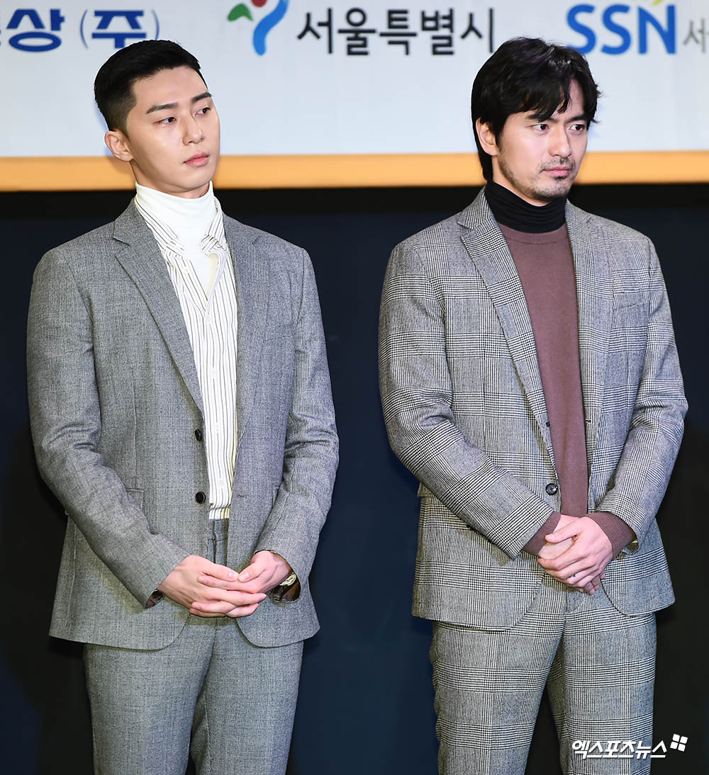 Actors Park Seo-joon and Lee Jin-wook attended the ceremony for the donation of fashion company Shinsung Trade Natural Fever of On Air at Seoul Special City Hall on the morning of the 15th.