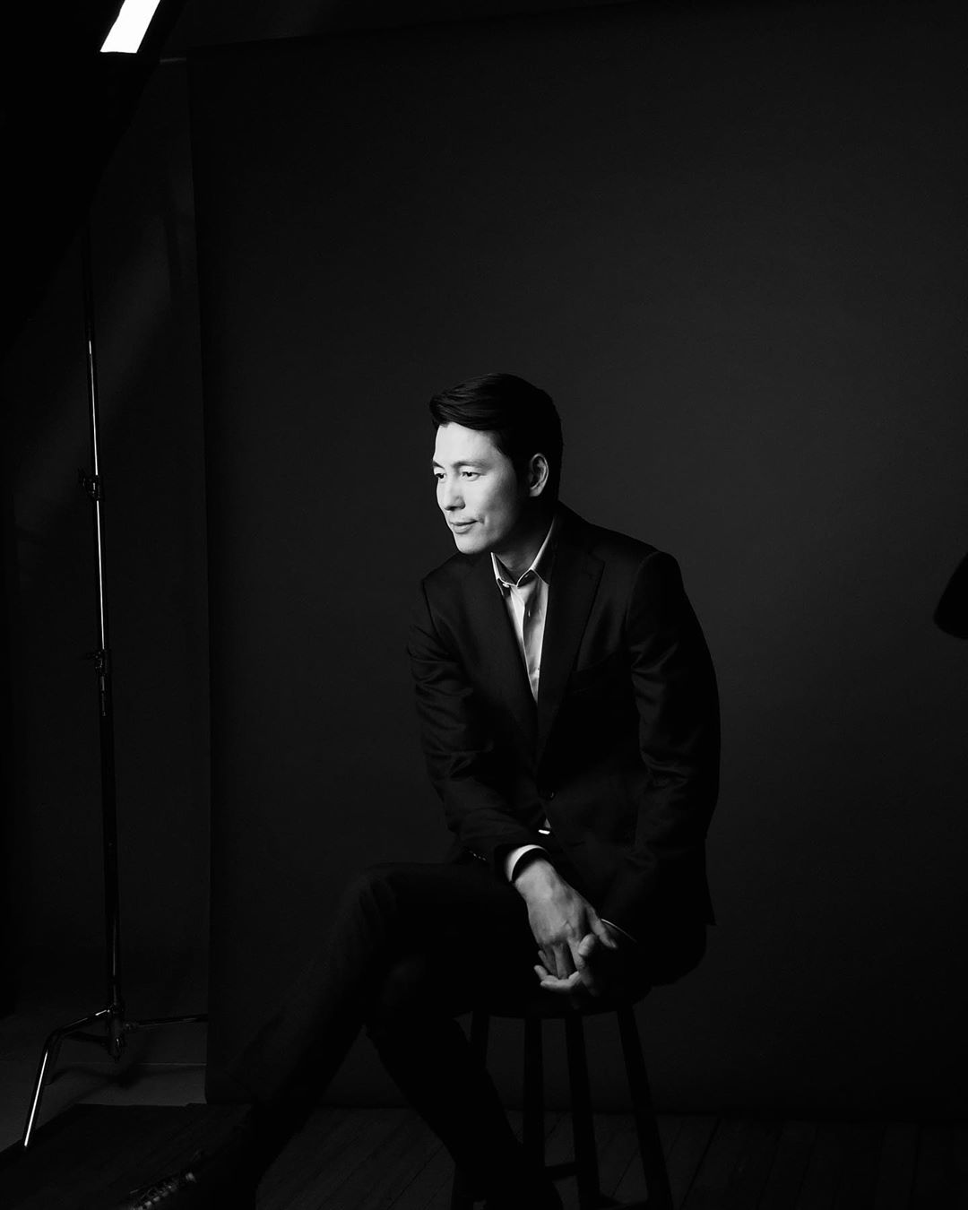 Actor Jung Woo-sung has released a Force-filled photo.On the 15th, Jung Woo-sung posted two photos on his instagram .In the black and white photo, Jung Woo-sung is dressed in a suit and sitting on a chair at the filming site, smiling at somewhere, smiling at the front of his face while he is looking to the left.The movie The Animals Who Want to Hold the Spray starring Jung Woo-sung is scheduled to open this year.Photo = Jung Woo-sung Instagram  