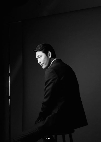 Jung Woo-sung posted two photos on his SNS on the 15th without any phrase.The black and white photos show Jung Woo-sung working on the photo shoot, and the charisma and piece appearance felt in the soft Smile attracts attention.On the other hand, Jung Woo-sung is about to release the movie The Animals Who Want to Hold the Spray.The Animals Who Want to Hold a Jeep is a mystery thriller with unexpected endings chosen by the mysterious body, a secret proposal, a veiled past, in desperate situations, and people caught in different desires to catch straws, based on the Japanese novel of the same name by Sonne Kaske.