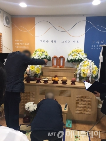 고인의 마지막 길을 추모하기 위해 마련한 제사상. 이날은 간소화 된 제사상이고, 원래는 밥과 음식도 함께 올라간다고 했다./사진=남형도 기자