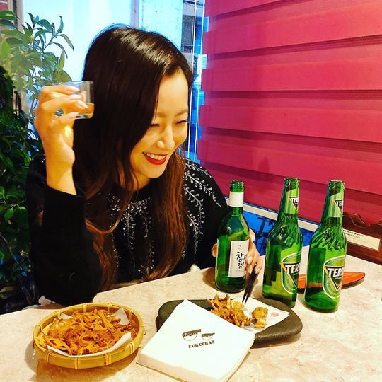 Actor Kim Hee-sun has revealed the side of the entertainment industry.Kim Hee-sun posted several photos on his instagram on November 16 with an article entitled Alcoholic drink after shooting and Honey flavor.Kim Hee-sun in the public photo is laughing brightly with Soju glass.Kim Hee-suns extraordinary pose and eyes, which seem to shoot Soju CF, admires the viewers.Park So-hee