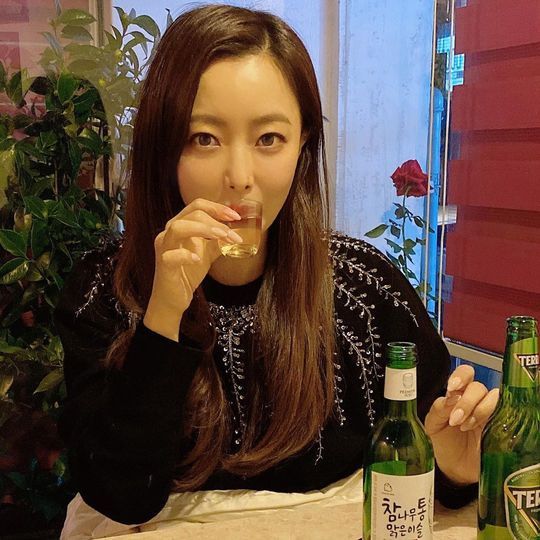 Actor Kim Hee-sun has revealed the side of the entertainment industry.Kim Hee-sun posted several photos on his instagram on November 16 with an article entitled Alcoholic drink after shooting and Honey flavor.Kim Hee-sun in the public photo is laughing brightly with Soju glass.Kim Hee-suns extraordinary pose and eyes, which seem to shoot Soju CF, admires the viewers.Park So-hee