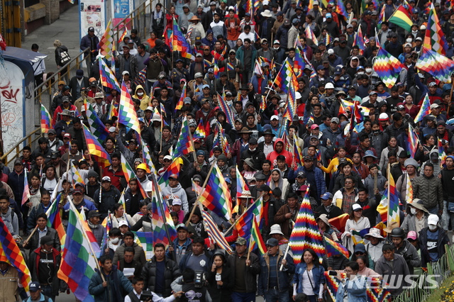 【라파스=AP/뉴시스】12일(현지시간) 볼리비아 수도 라파스에서 에보 모랄레스 전 대통령의 지지자들이 볼리비아 토착민 깃발 