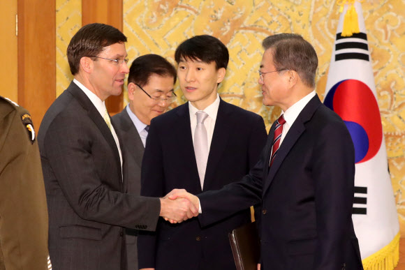 문 대통령, 미 국방장관과 악수 - 문재인 대통령이 15일 청와대에서 마크 에스퍼 미국 국방장관과 면담 전 악수하고 있다. 2019.11.15 연합뉴스 문 대통령, 미 국방장관과 악수 - 문재인 대통령이 15일 청와대에서 마크 에스퍼 미국 국방장관과 면담 전 악수하고 있다. 2019.11.15 연합뉴스