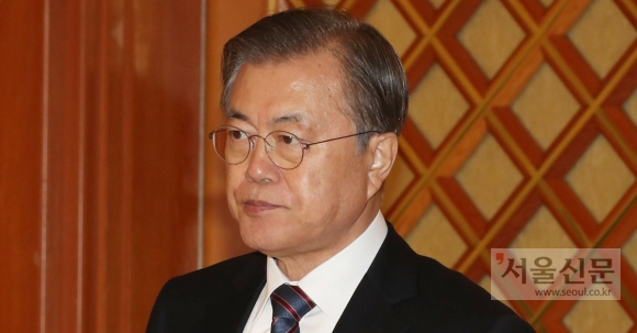 문재인 대통령이 14일 오후 청와대에서 열린 주한 신임 대사 신임장 제정식에 참석해 있다. 2019.11.14 도준석 기자 pado@seoul.co.kr 문재인 대통령이 14일 오후 청와대에서 열린 주한 신임 대사 신임장 제정식에 참석해 있다. 2019.11.14 도준석 기자 pado@seoul.co.kr