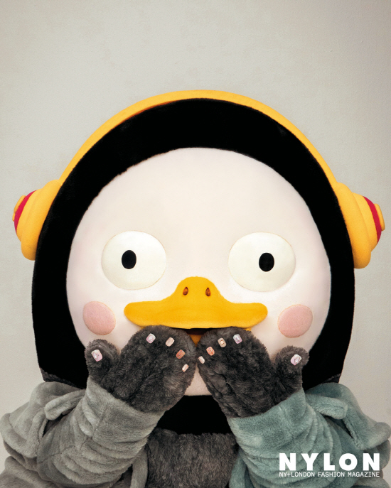 Pengsoo boasted a luscious charm.On the 16th, magazine nylon released a solo picture with Pengsoo.Hiroin of YouTube channel Giant Pen TV, Pengsoo is a 10-year-old Giant penguin who swims to Korea dreaming of becoming a space star in Antarctica and becomes an EBS trainee.Pengsoo, who is about to break through 600,000 subscribers soon, showed a proposal and fashion sense that is as good as a professional model in the December issue of Nylon.The nail picture that gave the point to the end of the wing and the picture picture that wrapped himself as a gift raised the charm of the lovely Pengsoo.The December issue of Nylon, which Pengsoo made his debut as a model of a solo picture, will be published sequentially through major bookstores nationwide on November 18 and is currently being booked and sold on the Internet Bookstore.On the website of Nylon, YouTube channels Nylon TV and Nylon SNS (Instagram, Facebook), interviews with Pengsoo as well as videos about the story behind the photo shoot will be released.Photo: Nylon