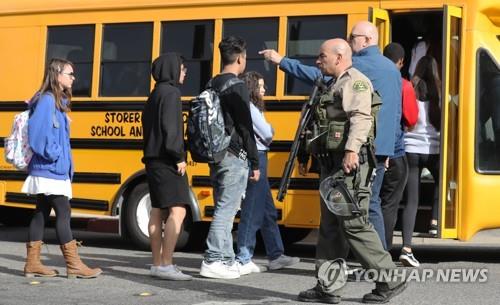 학생들 대피 인도하는 경찰관