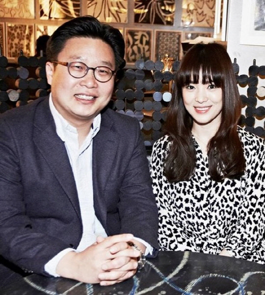 SEO Kyoung-Duk, professor at Sungshin Womens University (pictured left) and Actor Song Hye-kyo (right) donated a guidebook made in Korean and English to the Dosan Ahn Changho Family House in United States of America Los Angeles.Professor Seo explained on his 17th day, Today is the day of the patriotic patriotism, which was established to honor the spirit of independence and sacrifice of the patriotic patriotism who devoted and sacrificed for the restoration of national sovereignty. It was a place where the family of Mr. Ahn Changho, who moved to the Red States of America, lived. It was a meeting place for fun independence activists at the time.It is currently being used as a research institute for Korean Studies at Namgaju University (USC).Professor Seo and Song Hye-kyo made 10,000 guides made in Korean and English in 2015.Professor Seo and Song Hye-kyo have created and provided Korean guides to 18 sites of the World Independence Movement from eight years ago.