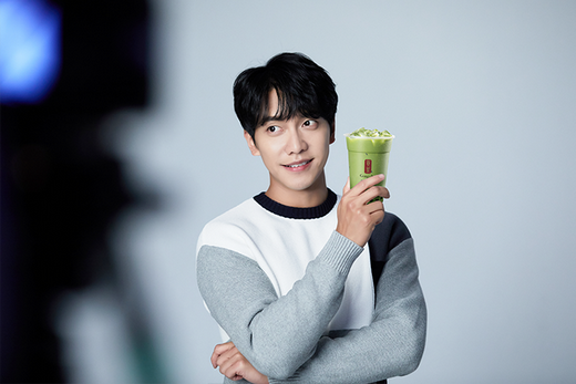 Lee Seung-gi, who is loved by global fans, has attracted the soft Handsome boy charm like milk tea at the shooting scene of the global tea drink brand Gong Cha.