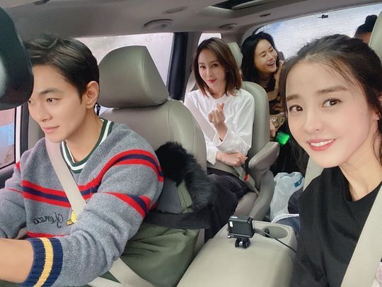 Park Eun-hye has unveiled the MBN entertainment program Can We Love Again (hereinafter referred to as Udasa) shooting scene.Actor Park Eun-hye posted a picture on his Instagram on November 16 with an article entitled Everyone is a pleasant weekend, stop the provocative article and look at the heart with a warm heart ~ please.The photo shows the members gathered for the filming of Udasa. The atmosphere of the fire is eye-catching.kim myeong-mi