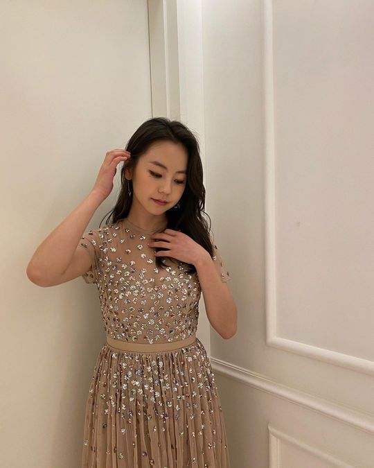 Sohee from the group Wonder Girls showed a pure Guests fashion.Sohee posted a photo on her Instagram page on November 17.Inside the picture was Sohee, dressed in a beige dress with spangled decorations, who is smiling as she sweeps her hair over.Sohees disappearing small face size and innocent atmosphere catch the eye.delay stock