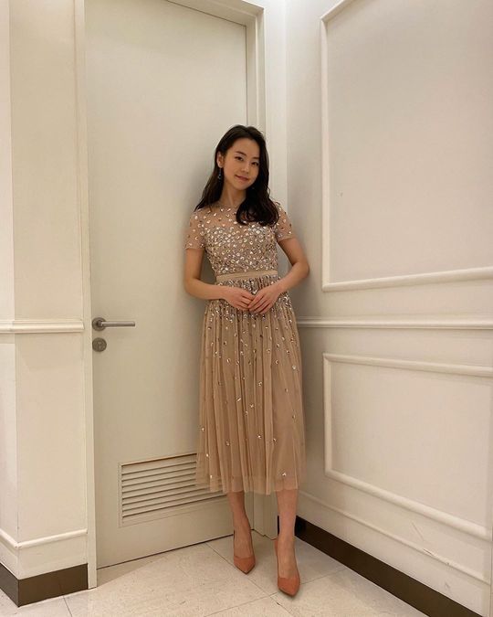 Sohee from the group Wonder Girls showed a pure Guests fashion.Sohee posted a photo on her Instagram page on November 17.Inside the picture was Sohee, dressed in a beige dress with spangled decorations, who is smiling as she sweeps her hair over.Sohees disappearing small face size and innocent atmosphere catch the eye.delay stock